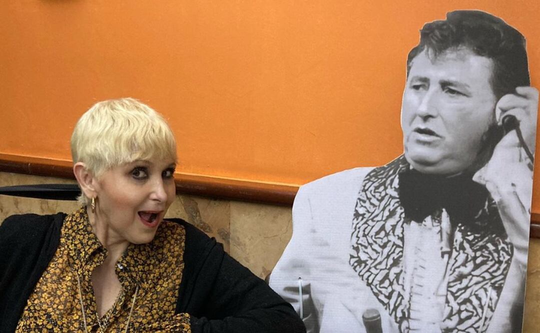 Rosita Pelayo junto a un póster de su padre Luis Manuel Pelayo.