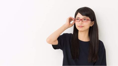 ¿Por qué en Japón han prohibido a las mujeres usar anteojos en el trabajo?