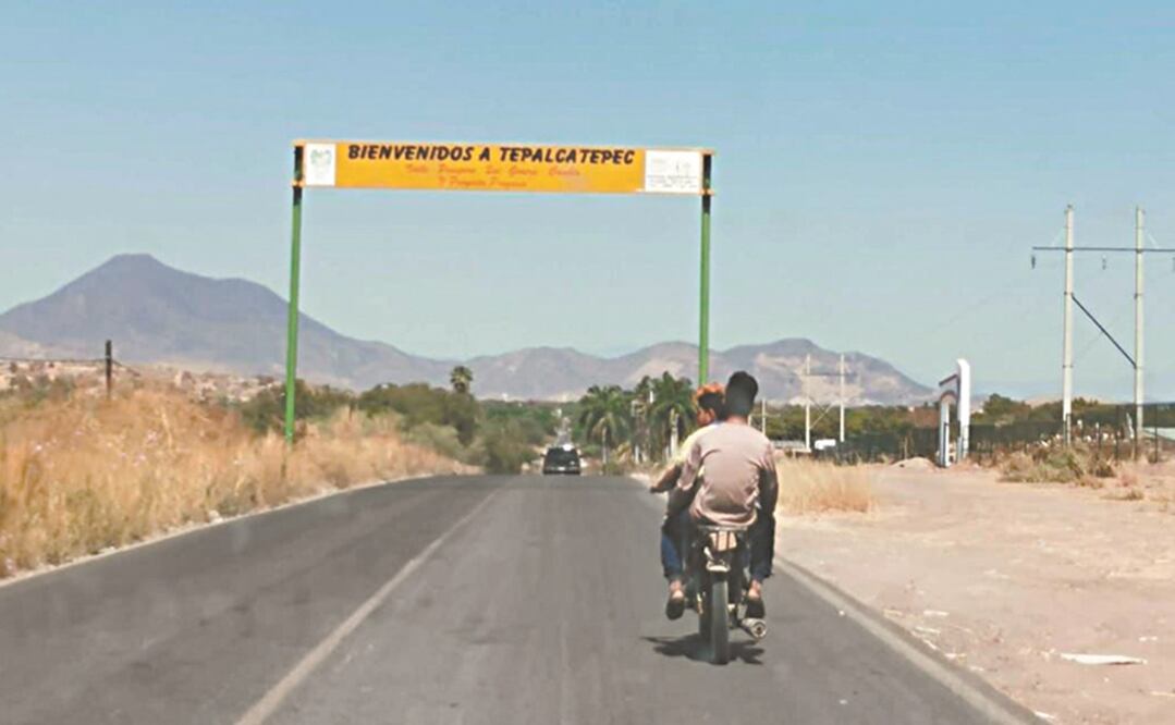 Habitantes y autoridades de Seguridad Pública reportaron que grupos armados del CJNG atacaron la madrugada de ayer Tepalcatepec; los criminales intentaron irrumpir por dos diferentes puntos. Foto: CARLOS ARRIETA. EL UNIVERSAL