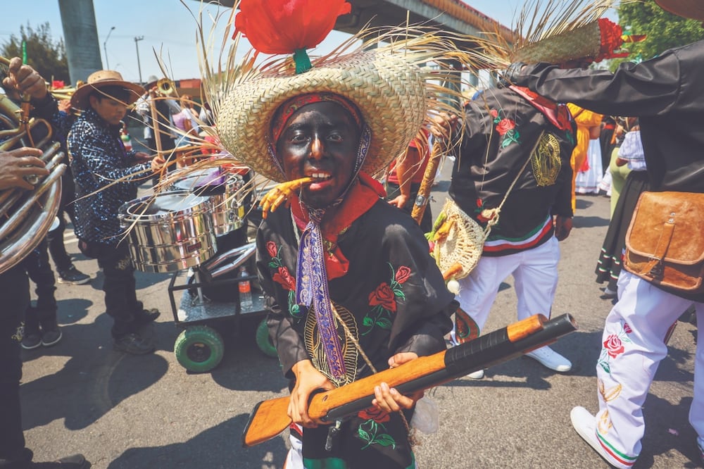 Caracterizados como zacapoaxtlas o franceses, habitantes del Peñón de
los Baños. Foto: Luis Camacho/ EL UNIVERSAL