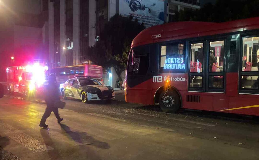 Metrobús choca con auto que se pasó el alto; hay dos lesionados. Foto: Especial