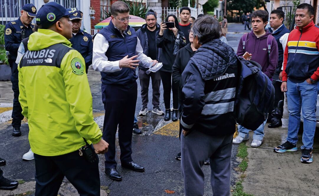 Pablo Vázquez Camacho, titular de la SSC, presentó a vecinos a los jefes policiacos encargados de la seguridad en la colonia Amsa y ofreció resolver diversas problemáticas. Foto: Fernanda Rojas / EL UNIVERSAL