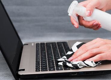 Cómo limpiar correctamente los puertos de tu laptop