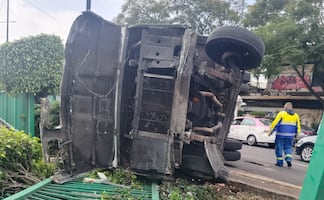 Volcadura de microbús en Canal de Miramontes; cinco personas resultan lesionadas
