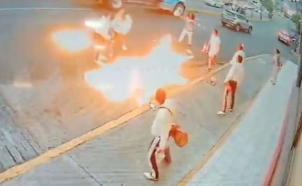 VIDEO: Se "enciende" riña entre mariachis y tragafuegos en calles de Michoacán 
