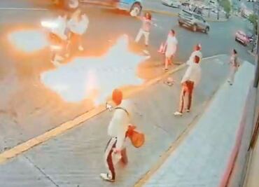 VIDEO: Se "enciende" riña entre mariachis y tragafuegos en calles de Michoacán