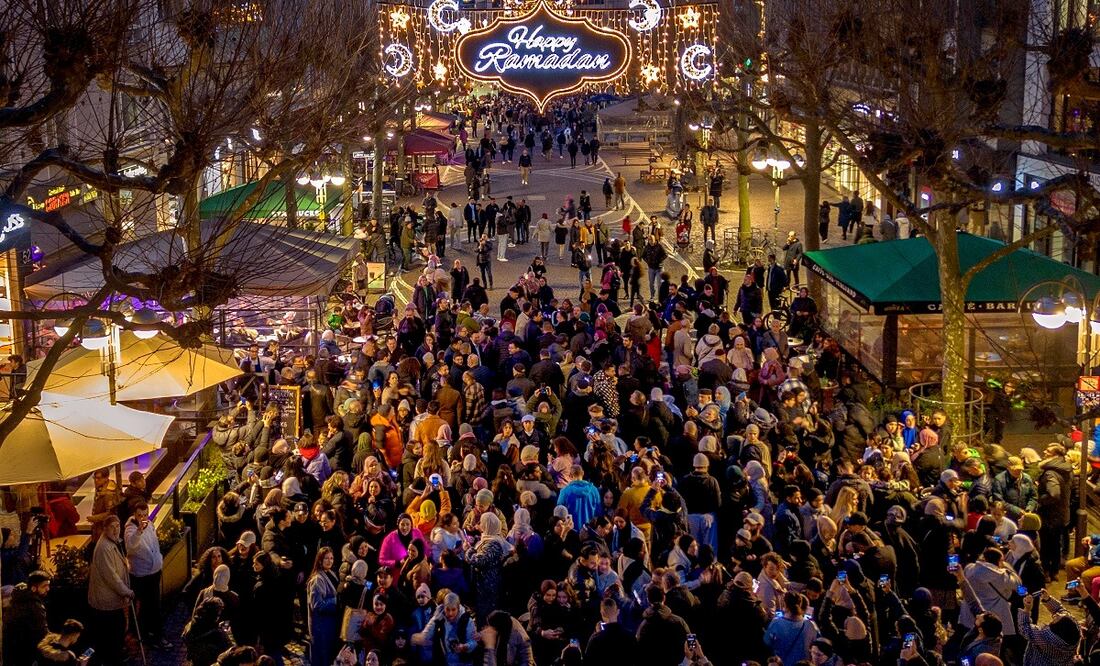 Un cartel de "Feliz Ramadán" se ilumina con motivo del comienzo del mes sagrado del Ramadán, cuando los musulmanes observantes ayunan desde el amanecer hasta el anochecer, en una zona peatonal de Frankfurt, Alemania, el domingo 10 de marzo de 2024. FOTO: MICHAEL PROBST. AP