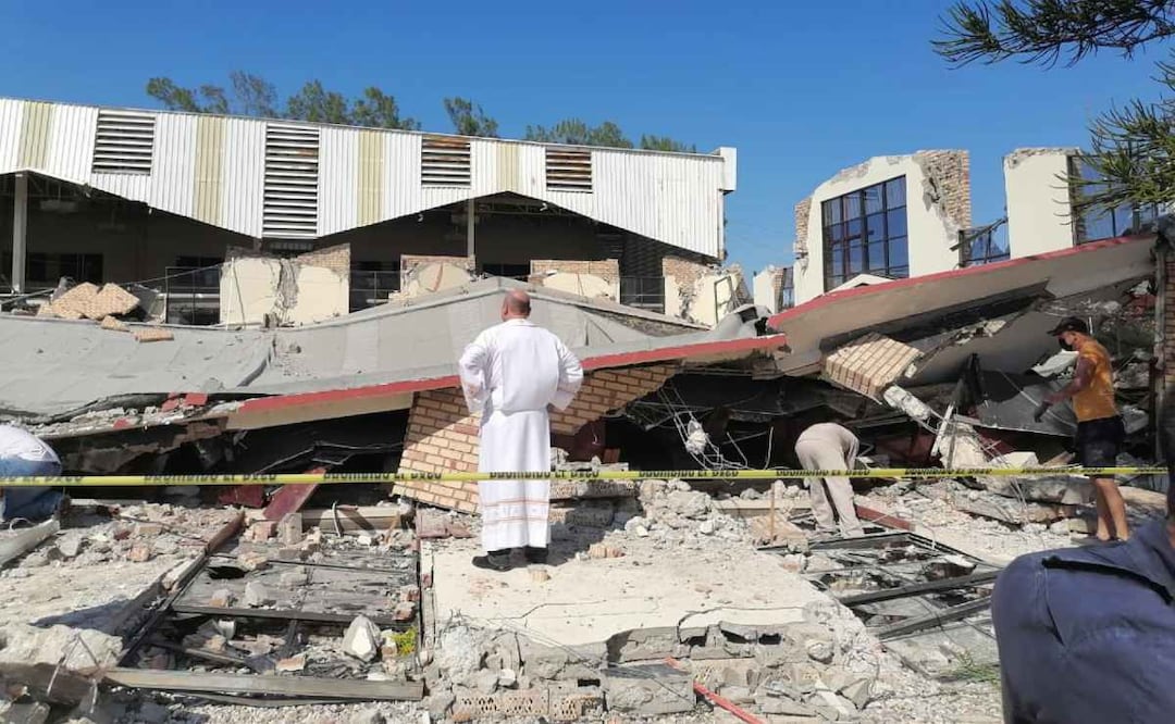 Este domingo se reportó la caída del techo en la parroquia de la Santa Cruz en Tamaulipas, lo que dejó decenas de heridos. / Foto: Tomada de Twitter, ahora X, @PCTamaulipas.