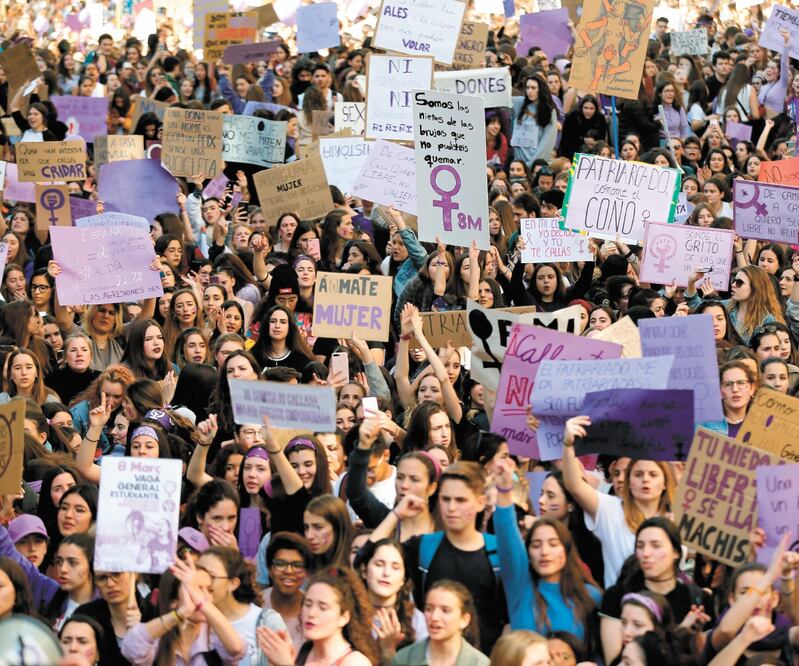 Miles de mujeres participaron en el paro feminista en 2019, en Barcelona. Dirigentes consideran que si hay algo que distingue al movimiento es su internacionalización.  ARCHIVO AFP 
