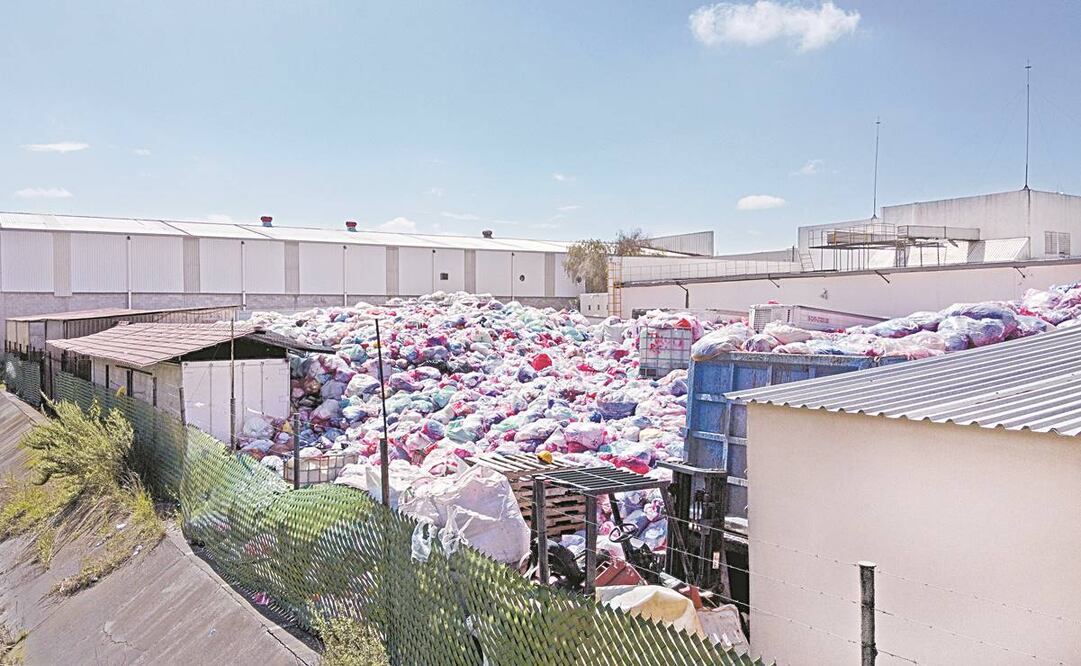 Empleados del Parque Industrial Toluca 2000 denunciaron que incluso con los sellos colocados por la Profepa, las unidades continúan depositando toneladas de basura. Foto: JORGE ALVARADO. EL UNIVERSAL