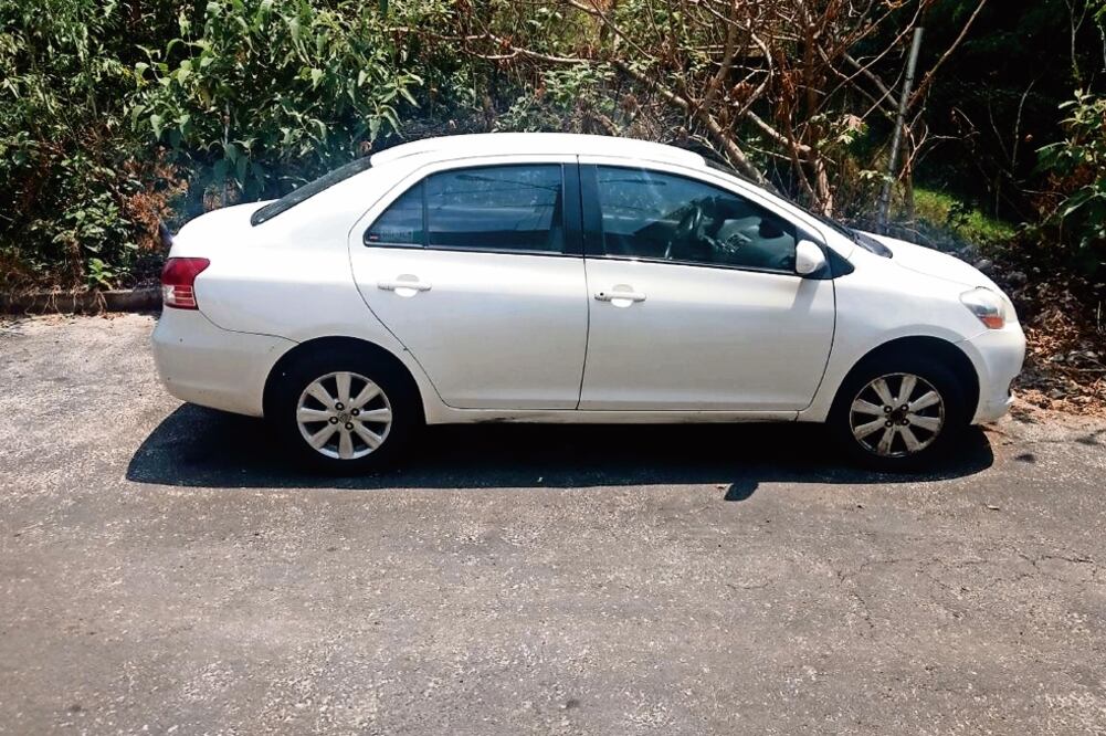 El vehículo Yaris color blanco fue encontrado en la delegación Tlalpan la mañana del jueves. Autoridades ya analizan las cámaras de vigilancia cercanas (ESPECIAL)