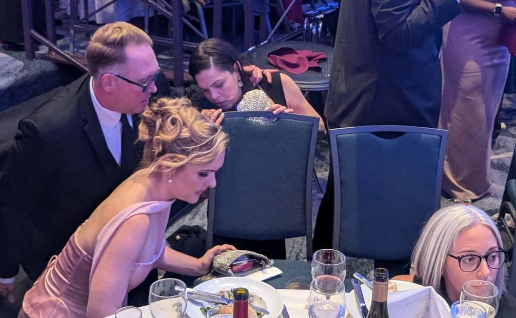 Personas reaccionan tras escuchar aparentes disparos durante la cena anual de la Asociación de Corresponsales de la Casa Blanca (WHCA) este sábado, en Washigton (Estados Unidos). Foto: EFE