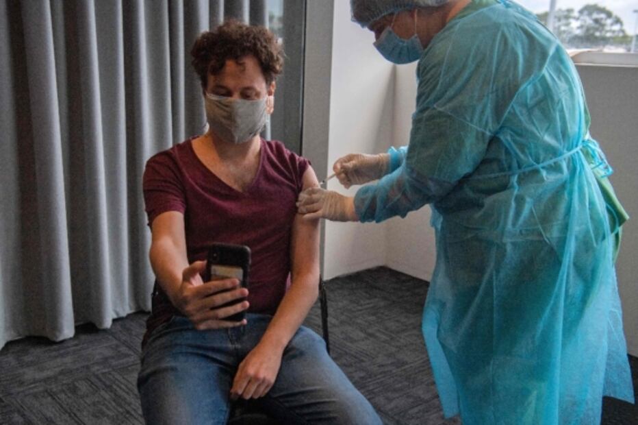 Covid-19: Pfizer sugiere que tercera dosis de vacuna protegerá a adultos mayores de variante Delta