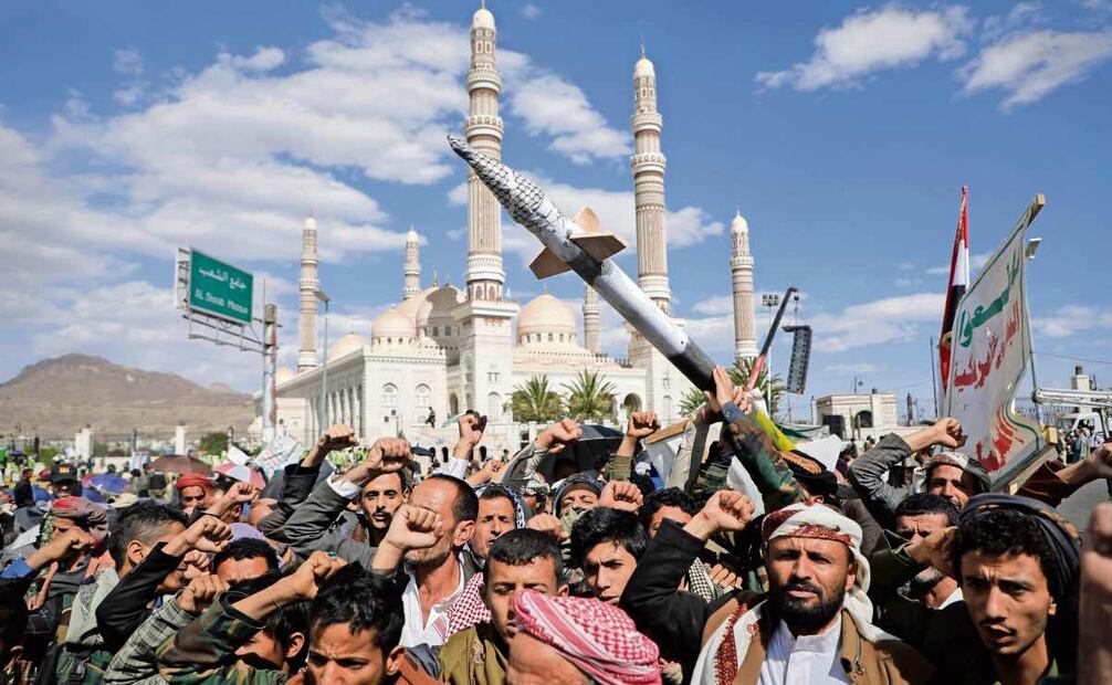 En Yemen, miles de personas se manifestaron en las zonas controladas por la milicia rebelde para protestar contra ataques. Foto: Osamah Abdulrahman / AP