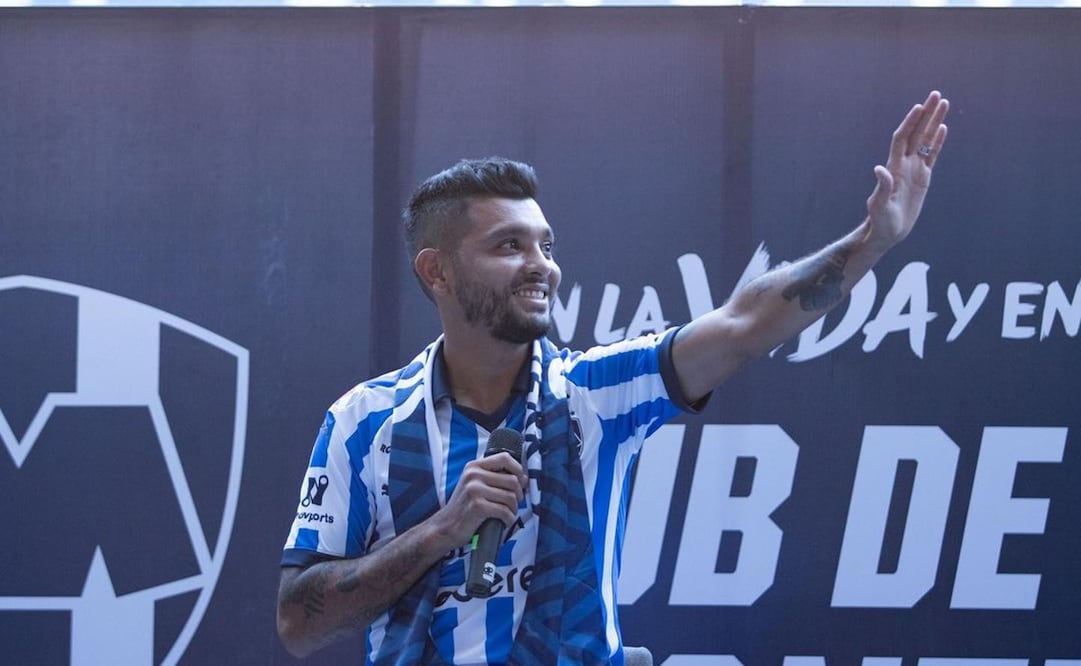 "Tecatito" Corona con la playera de Rayados - Foto: @jesustecatitoc en Instagram