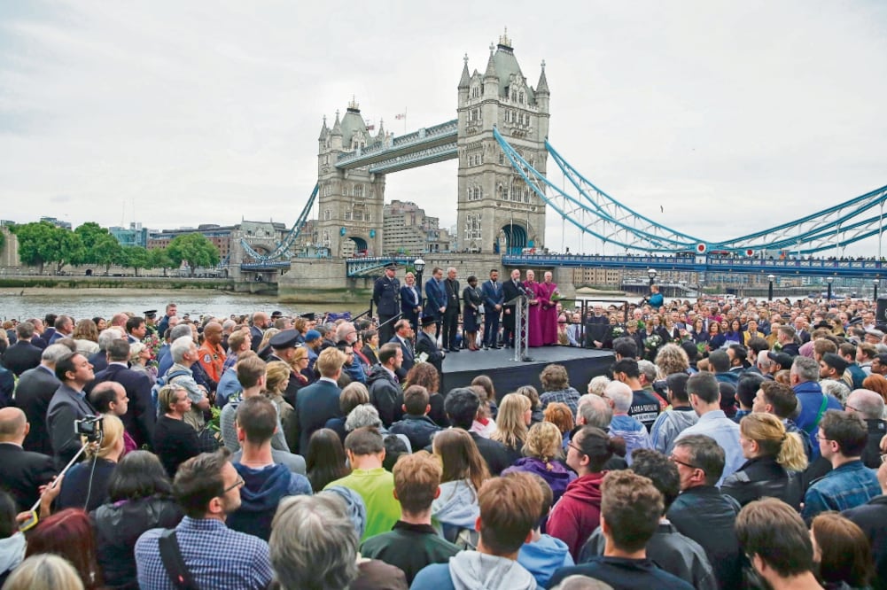 Miles de personas participaron ayer en la vigilia en el parque Potters Fields, para homenajear a las víctimas del ataque del sábado en Londres (DANIEL LEAL-OLIVAS. AFP)
