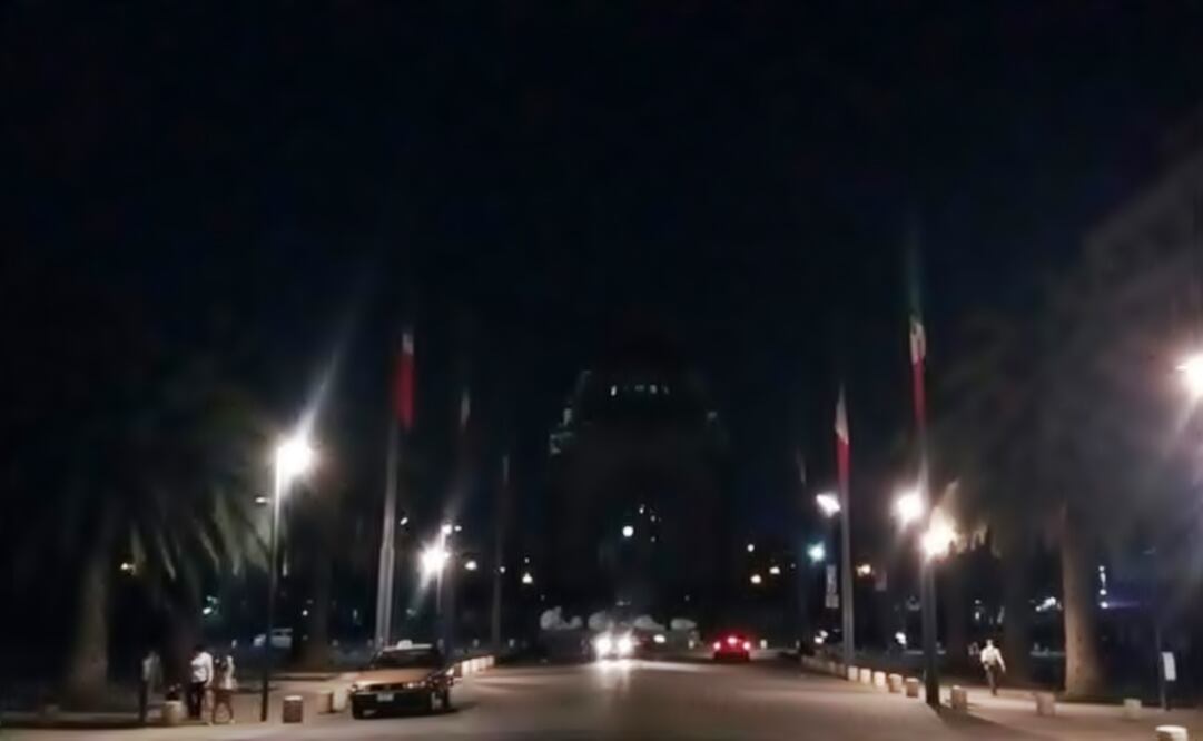 The Monument of the Revolution went almost black. (Photo: Valente Rosas/EL UNIVERSAL)