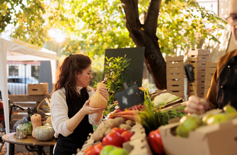 En los Mercados de la Tierra puedes asistir para comprar directamente con personas productoras. Foto: Magnific