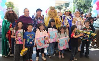 Alcaldesa de Venustiano Carranza entrega juguetes a infancias de la demarcación; reparten Roscas de Reyes