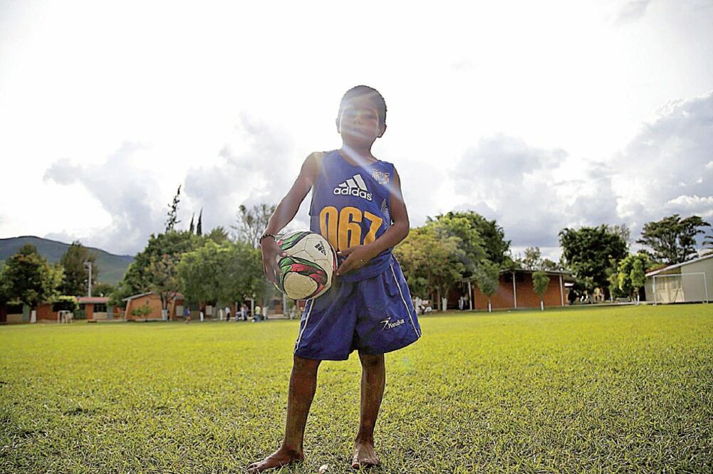 Como es su costumbre, los niños triquis jugaron futbol sin calzado (ALEJANDRA LEYVA. EL UNIVERSAL)