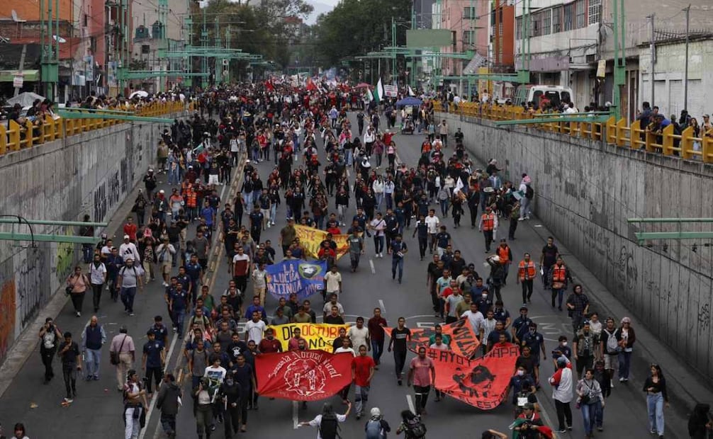 Marcha que encabeza el Comité 68 avanza sobre Eje Central este jueves 2 de octubre de 2025, a 57 años de la matanza de 1968. Foto: Diego Simón Sánchez/ EL UNIVERSAL