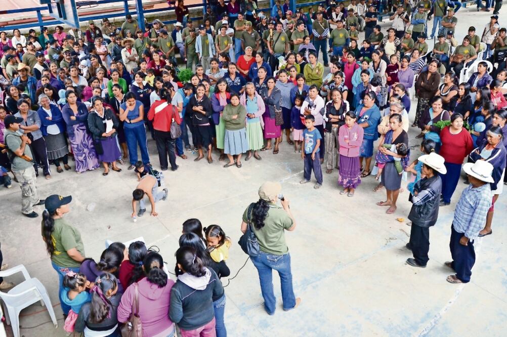De las reuniones que solían mantener los pobladores de San Luis Acatlán y Malinaltepec, en La Montaña de Guerrero, para acordar las acciones que efectuarían contra la inseguridad en sus comunidades surgió la Policía Comunitaria (FOTOS: SALVADOR CISNEROS.)