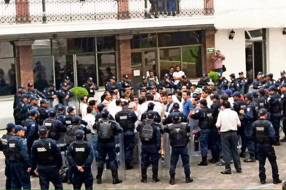 Los prestadores de servicios de Puerto Escondido fueron encapsulados por policías federales en las instalaciones de la Secretaría de Gobernación (ESPECIAL)