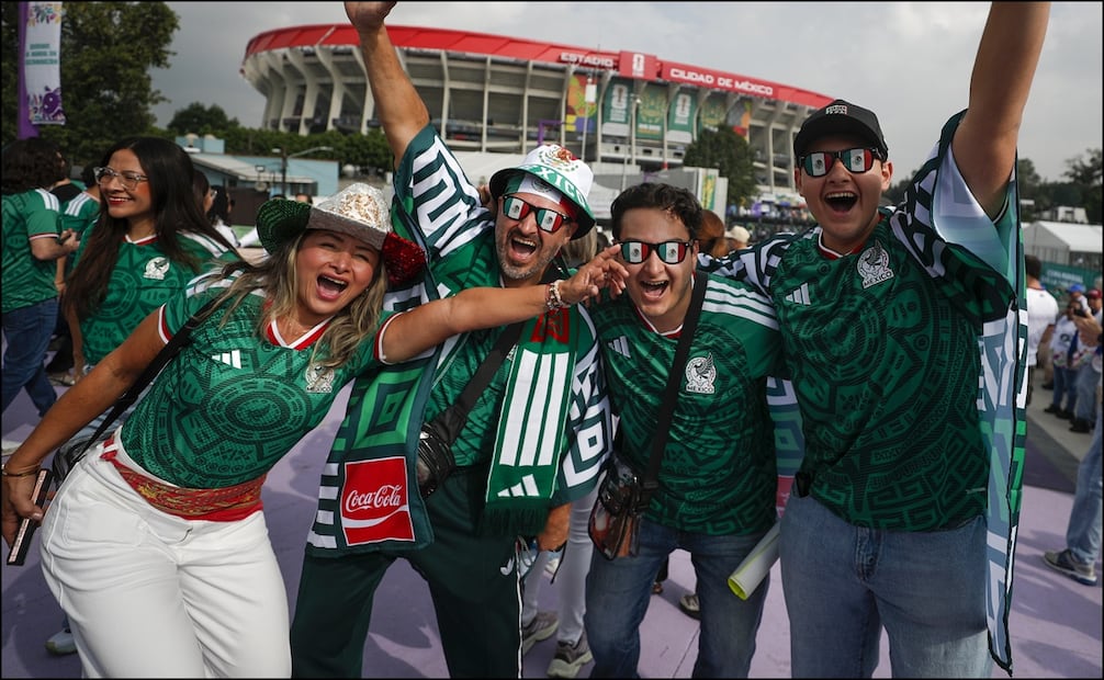 Aficionados llegaron desde muy temprano al Estadio Ciudad de México para el inicio del Mundial 2026. FOTO: EFE