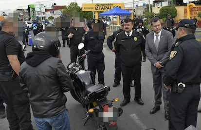 Acude Amieva a puntos de revisión en Iztapalapa