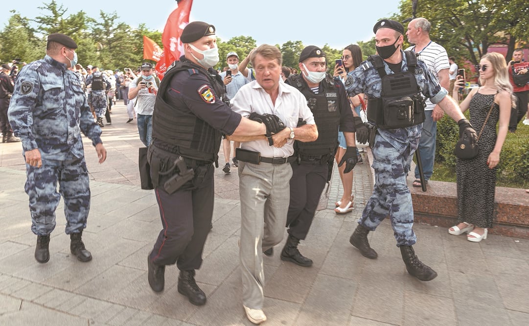 Policías detienen a un manifestante durante una protesta en contra de la vacunación contra el Covid-19, en Moscú. Foto: Victor Berezkin. AP