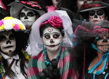Por desfiles de Día de Muertos, transporte público capitalino ajusta rutas