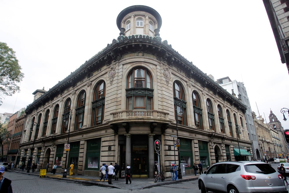 Las ventanas a cada flanco de esta esquina, enmarcadas en color verde botella, anunciaban el sector del edificio Boker en que hasta el pasado mes de julio funcionó un Sanborns. En julio de 2013 se anunció que la calle 16 de septiembre sería semi peatonal. Foto: Alma Rodríguez/EL UNIVERSAL.