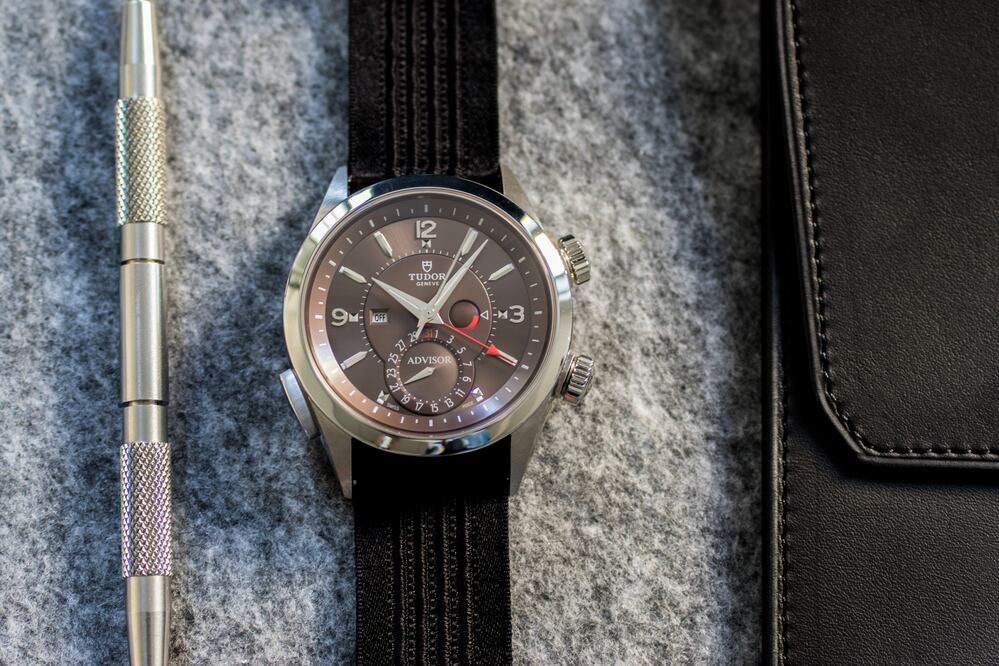 La caja del Heritage Advisor de Tudor mide 42 milímetros de diámetro y combina titanio con acero. El mecanismo es automático y el sonido de la alarma dura 12 segundos con un tono homogéneo. 