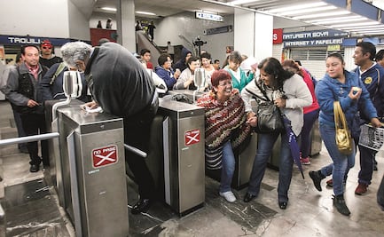 Diputados retan a director del Metro a revisar detectores de metal