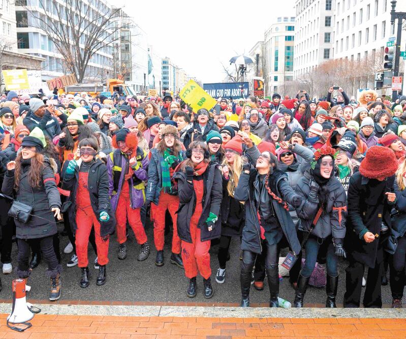Miles de mujeres realizaron ayer el performance "Un Violador en tu camino" durante la Marcha de las Mujeres, en Washington. Foto: AFP
