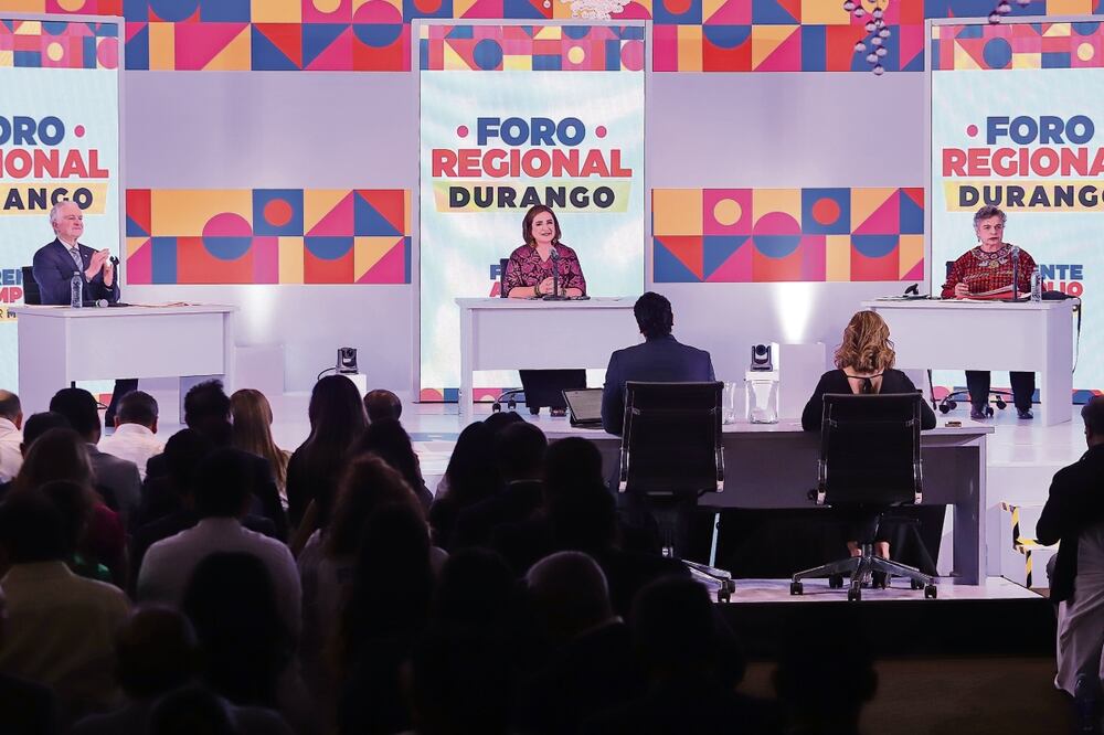 Santiago Creel Miranda, Xóchitl Gálvez y Beatriz Paredes participaron ayer en Durango en el foro del Frente Amplio por México, en el que le exigieron al Presidente un cambio en la estrategia de seguridad. Foto: Berenice Fregoso / El Universal
