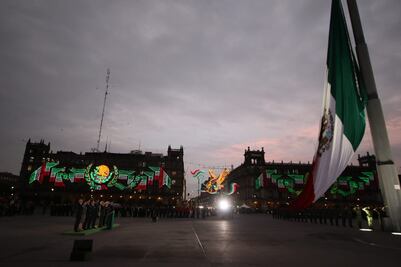 AMLO iza bandera a media asta en memoria de víctimas de sismos