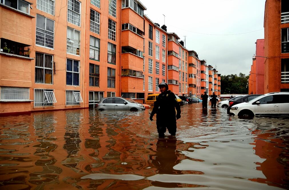 La lluvia que se registró al sur de la Ciudad de México afectó a 26 colonias de las delegaciones Tlalpan, Coyoacán y Xochimilco; resultaron inundadas 400 viviendas y nueve escuelas y 300 vehículos varados. Foto: Juan Armando Martínez/El Gráfico