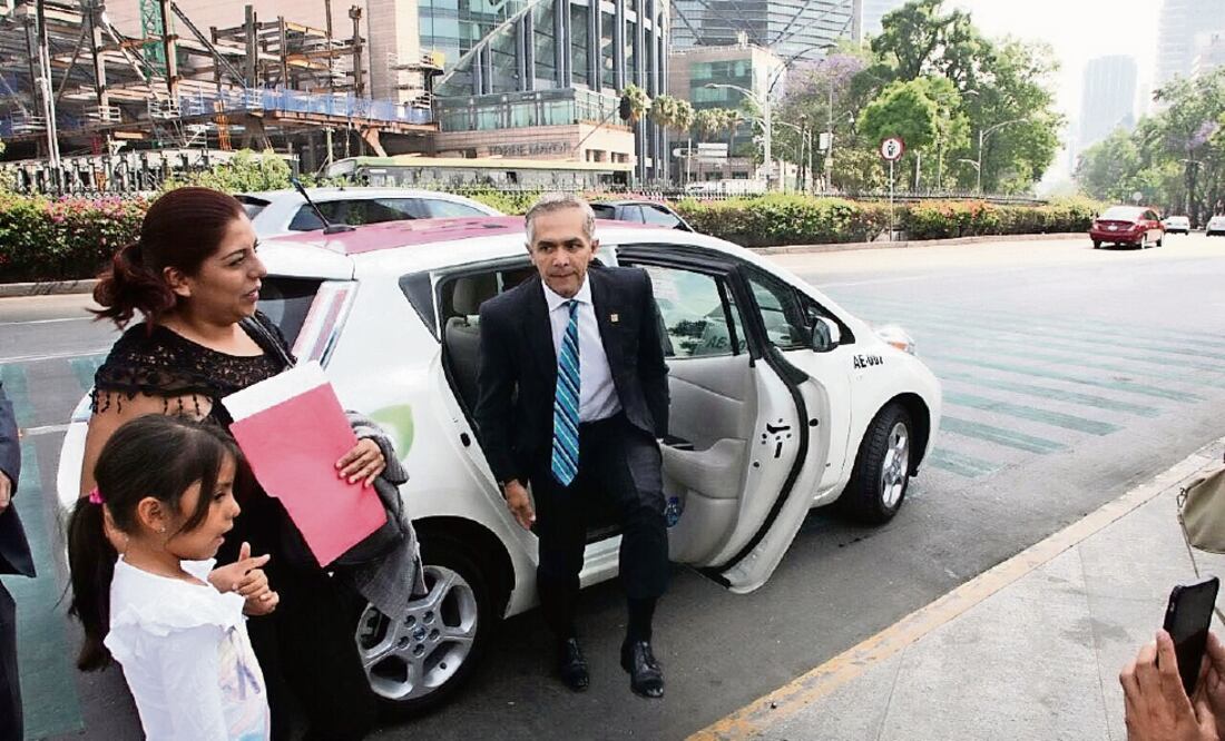 El jefe de gobierno, Miguel Ángel Mancera, compartió su viaje en un taxi eléctrico con una señora y su hija, del Zócalo a la Puerta de los Leones, en el Bosque de Chapultepec (ESPECIAL)