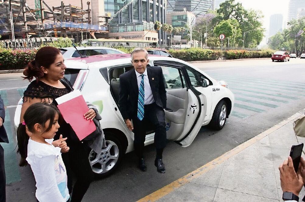El jefe de gobierno, Miguel Ángel Mancera, compartió su viaje en un taxi eléctrico con una señora y su hija, del Zócalo a la Puerta de los Leones, en el Bosque de Chapultepec (ESPECIAL)