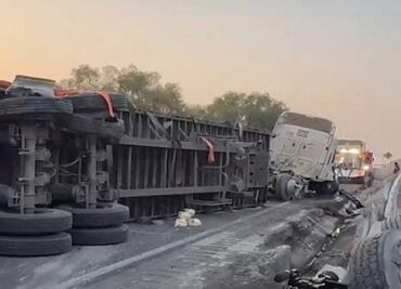 Tráiler cargado de pollos vuelca en el Circuito Exterior Mexiquense; provoca caos vial