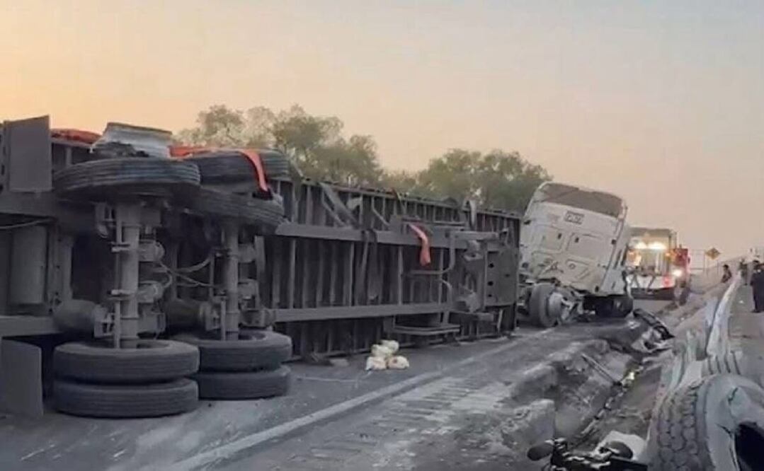 El conductor de un tráiler que transportaba pollos se volcó en el Circuito Exterior Mexiquense. Foto: Especial