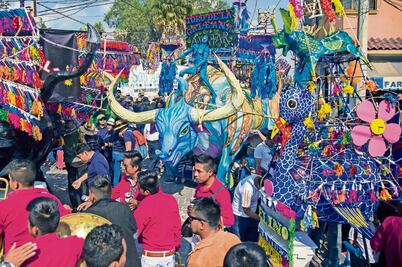 Celebran pamplonada pirotécnica en Tultepec 