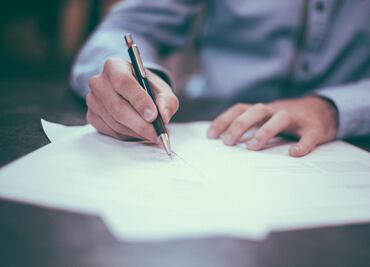 Tienen burócratas "descuentazos" en nómina por pago de seguro