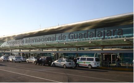 Llega avión a Guadalajara con más de cien mexicanos deportados de EU 