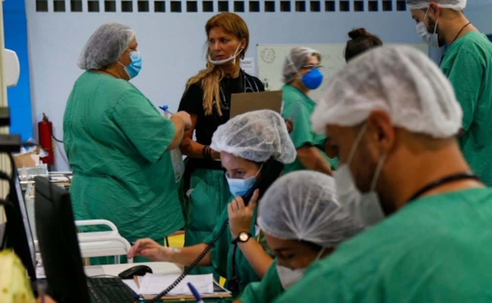 "Estoy dando todo lo que tengo": La doctora que viajó a Brasil para salvar y enterrar pacientes con Covid-19