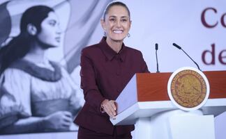 Sheinbaum entrega Pensión Mujeres Bienestar en Naucalpan; "se gobierna por y para el pueblo", dice