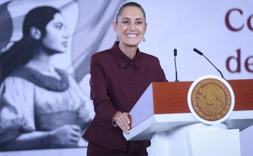 Sheinbaum entrega Pensión Mujeres Bienestar en Naucalpan; "se gobierna por y para el pueblo", dice