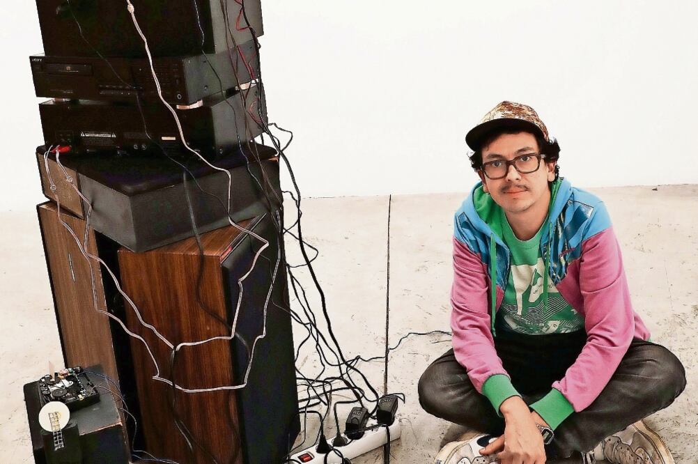 Desde pequeño, el colombiano desarma y arma cosas con las que crea arte (JUAN CARLOS REYES. EL UNIVERSAL)