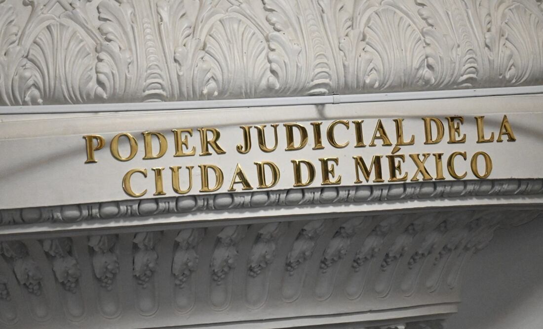 Develan en letras de oro en los muros del Congreso. Foto: Especial